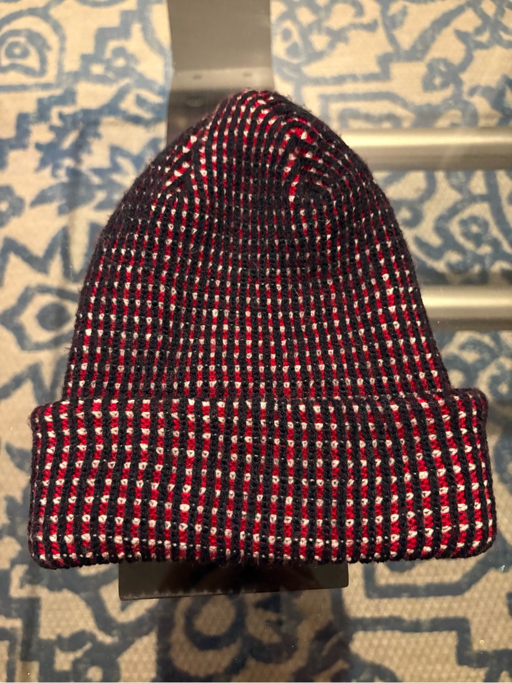 Tuque Red and black knitted beanie